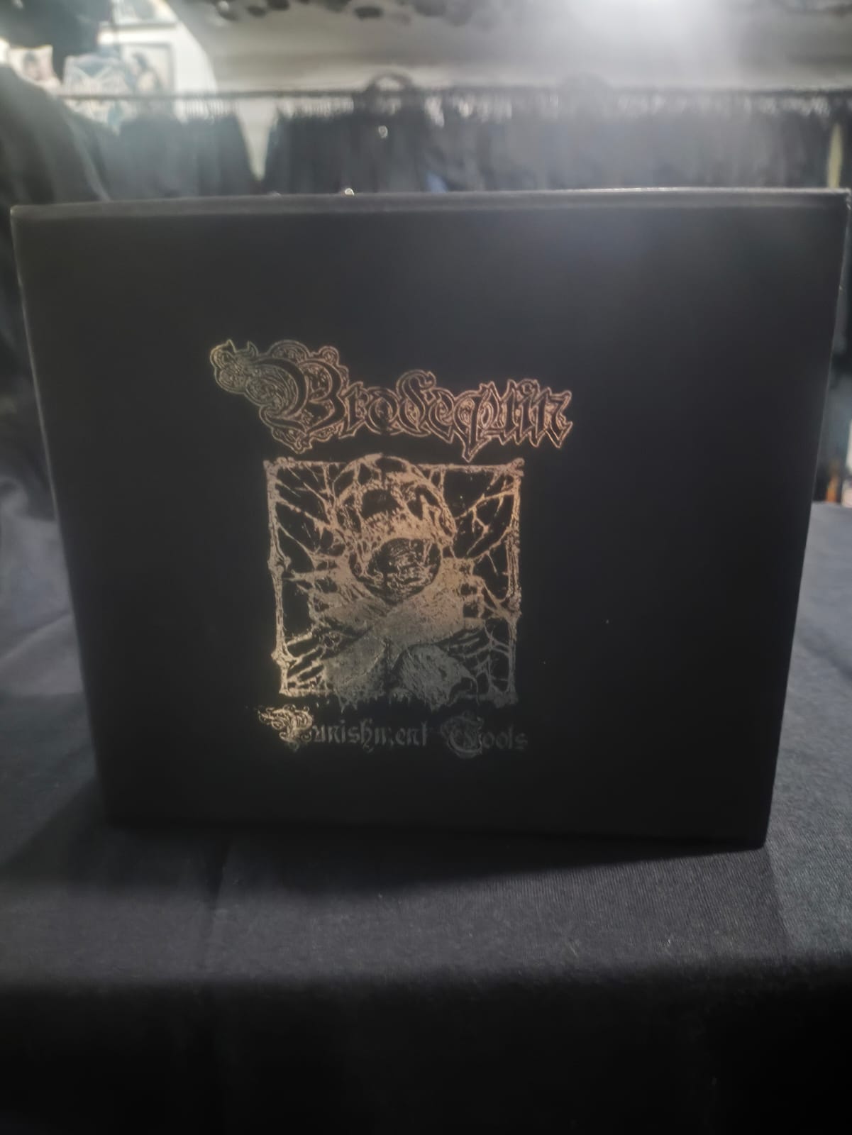 BRODEQUIN - box